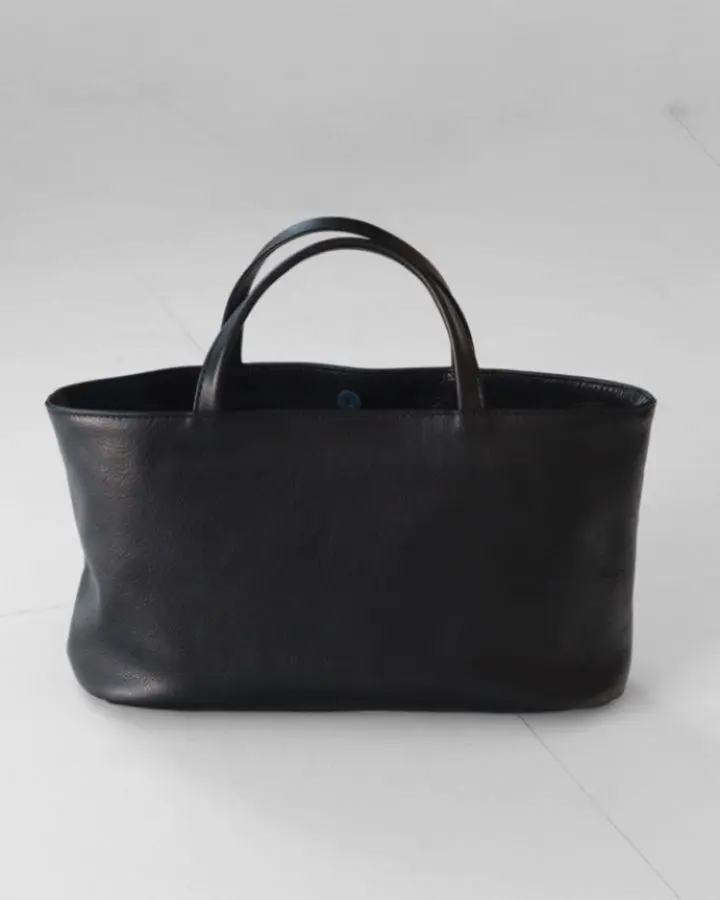 かぶせ付き横長レザートート｜本革・日本製トートバッグ｜上品で軽量