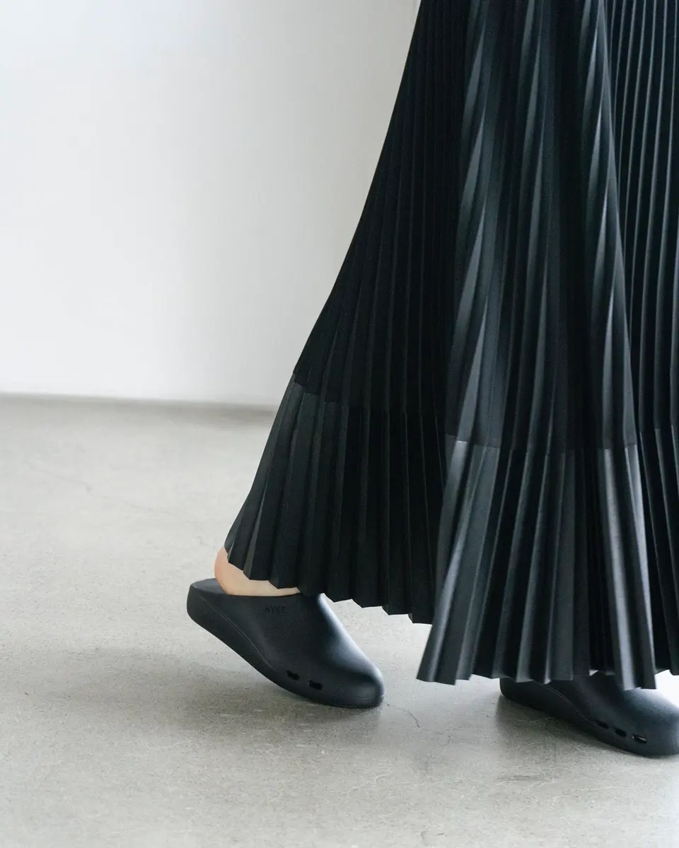 新品・紙タグ付】HYKEのタフタ×エコレザープリーツスカート HYKE