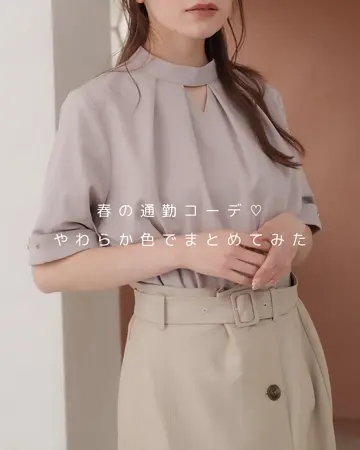 イズアミュレット is amulet. パイピングブラウス（半袖） （スモーキーブラウン） イズアミュレット is amulet. パイピングブラウス（半袖