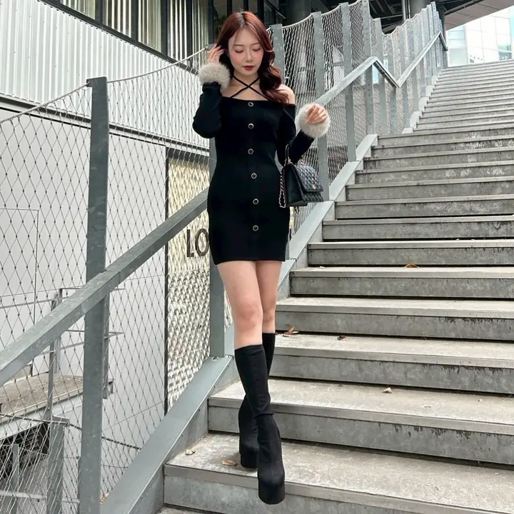 ファーオフショルボタンニットワンピース ブラック LIP SERVICE LIP SERVICE（リップサービス）｜ ファーオフショルボタンニット