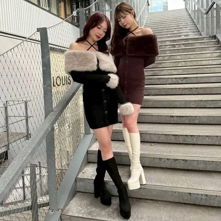 LIP SERVICE（リップサービス）｜ ファーオフショルボタンニット