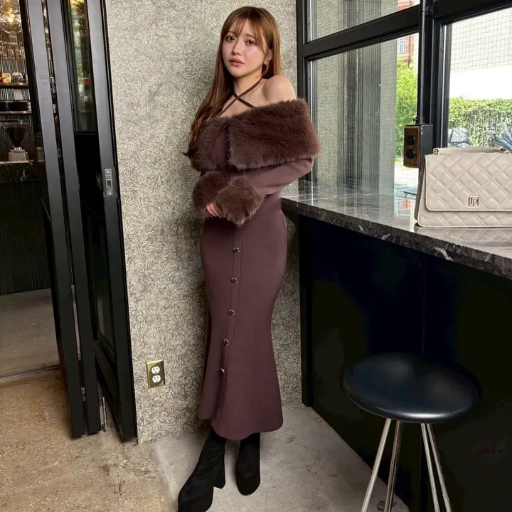 LIP SERVICE（リップサービス）｜ ファーオフショルボタンニット