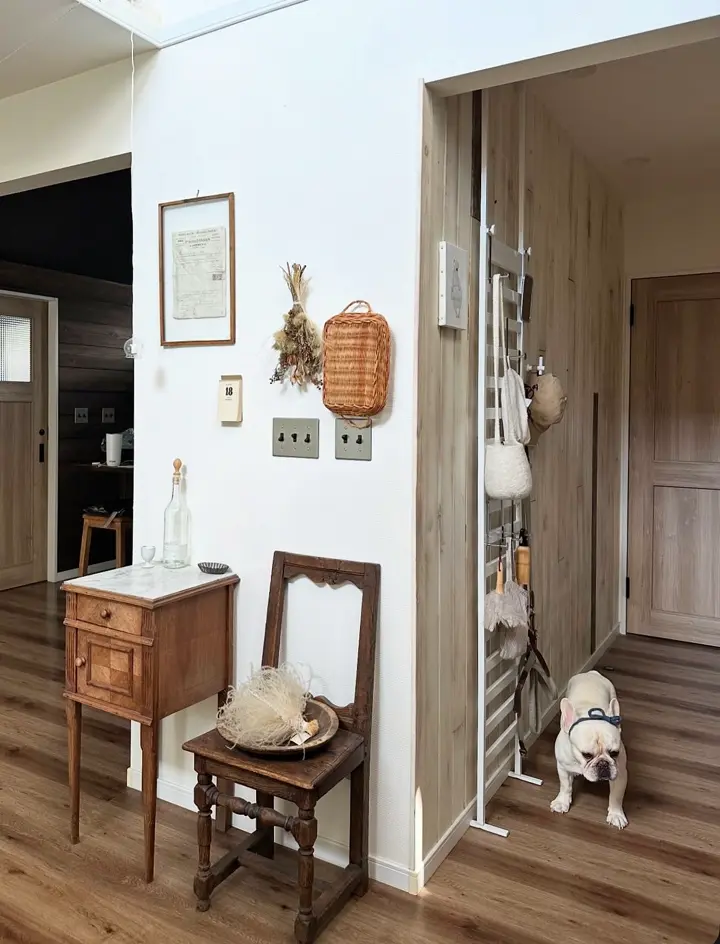 玄関をおしゃれに飾れる 天井突っ張り壁面ディスプレイハンガー 幅77cm