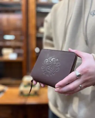 ショートウォレット/革財布 アラベスク エンボス ブラック サドル