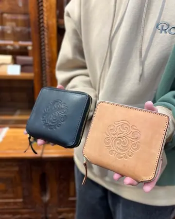 ショートウォレット/革財布 アラベスク エンボス ブラック サドル