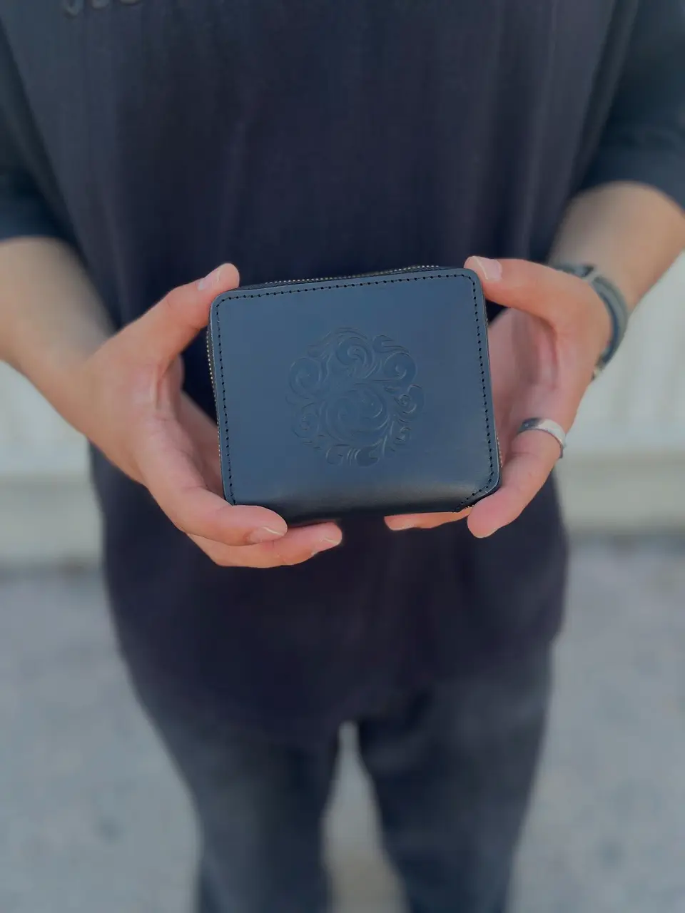 ショートウォレット/革財布 アラベスク エンボス ブラック サドル