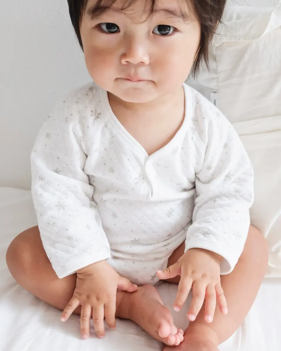 ぽかぽかキルトの長袖ロンパース【雪の結晶柄】【日本製】- ベビー服