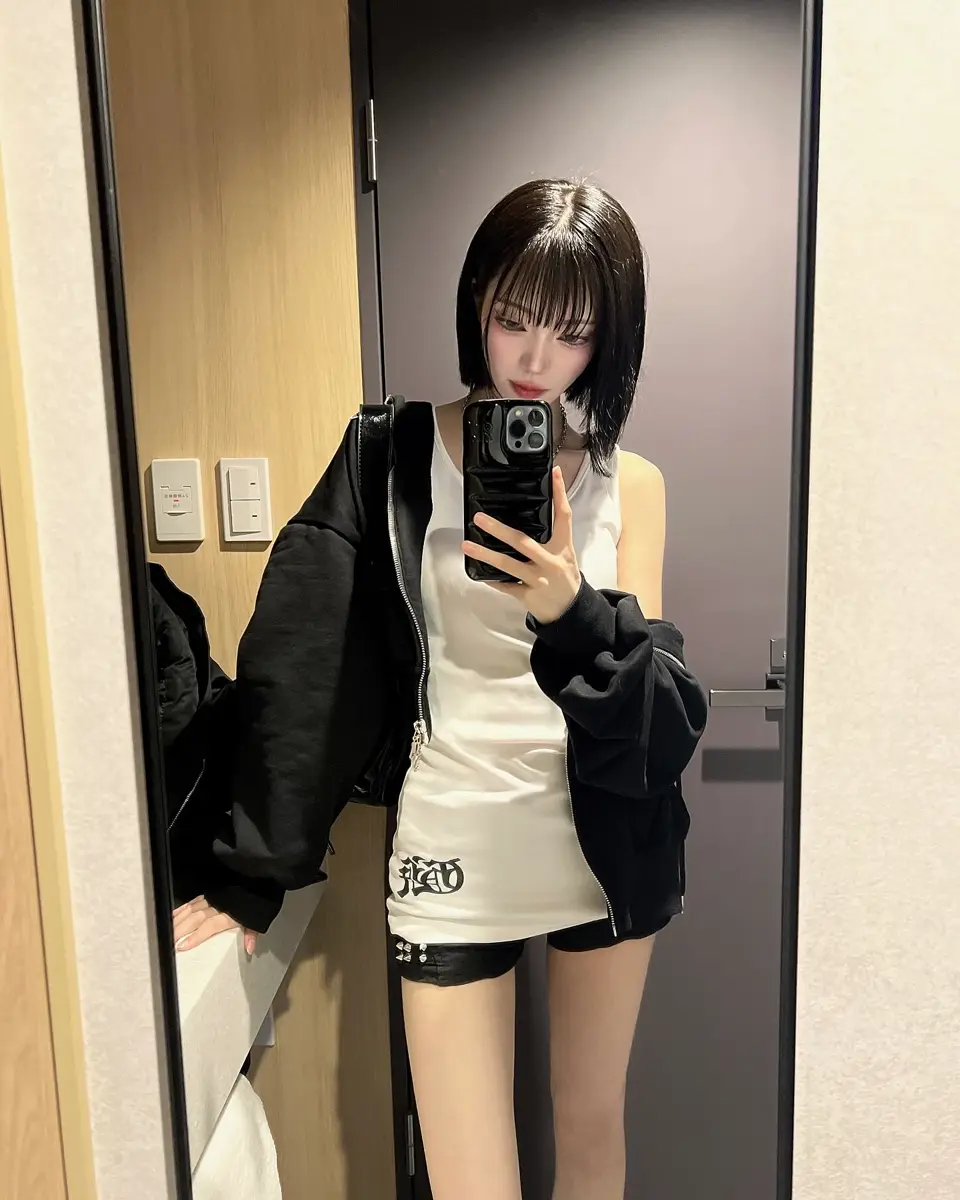スタッズ付きのショートパンツ