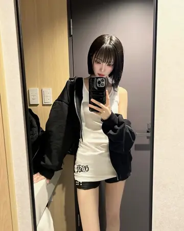 KISS THE CLUB スタッズ付き黒ショートパンツ スタッズ付きのショートパンツ
