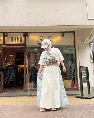 552225：ロゴ花蝶柄 スリット入りTシャツの通販-ScoLar