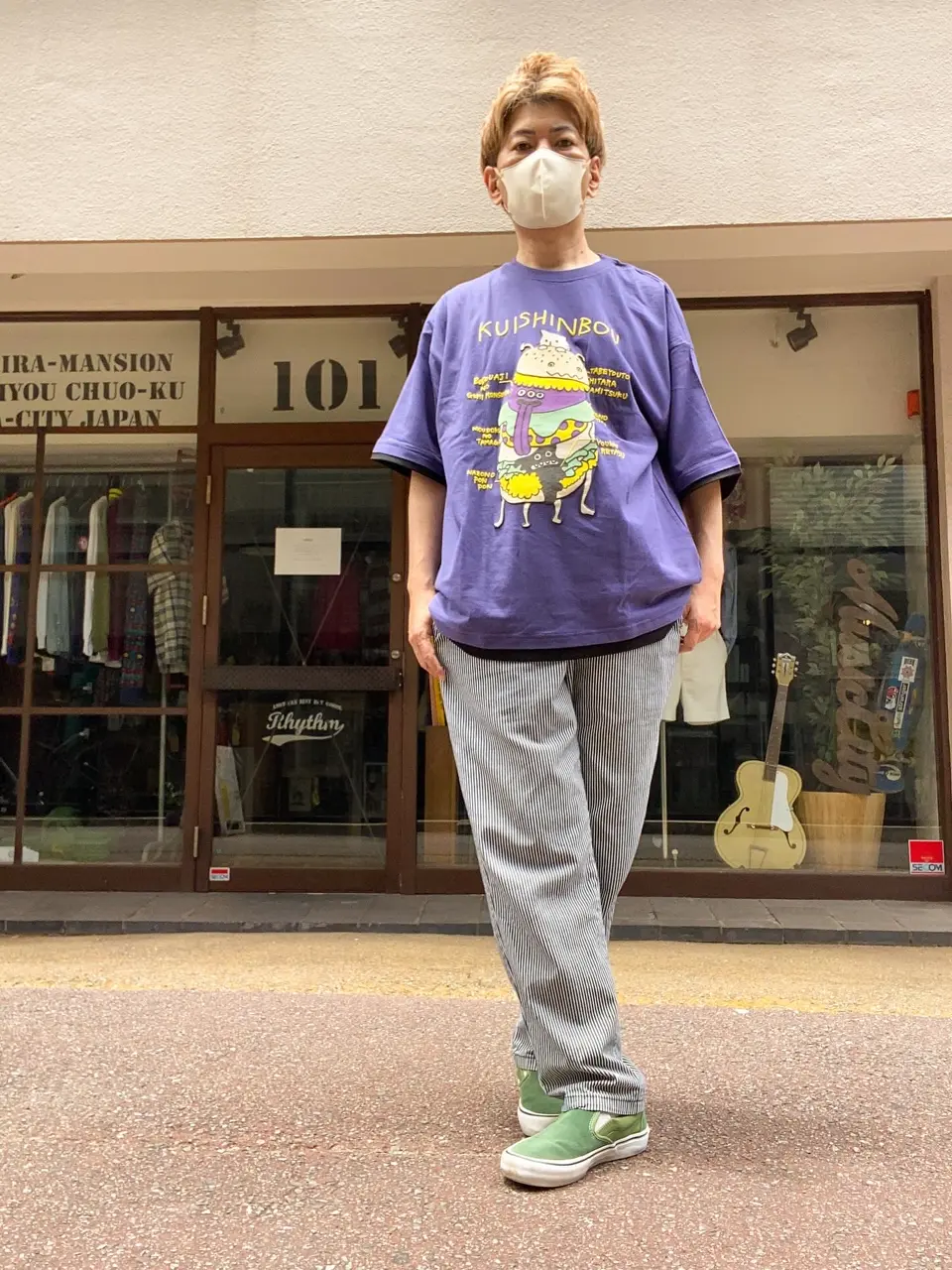 352128：パリティのネコとモンスター「くいしんぼう」Tシャツの