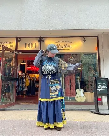 153608：スカラーグラフィック柄 レース×サテンスカートの通販