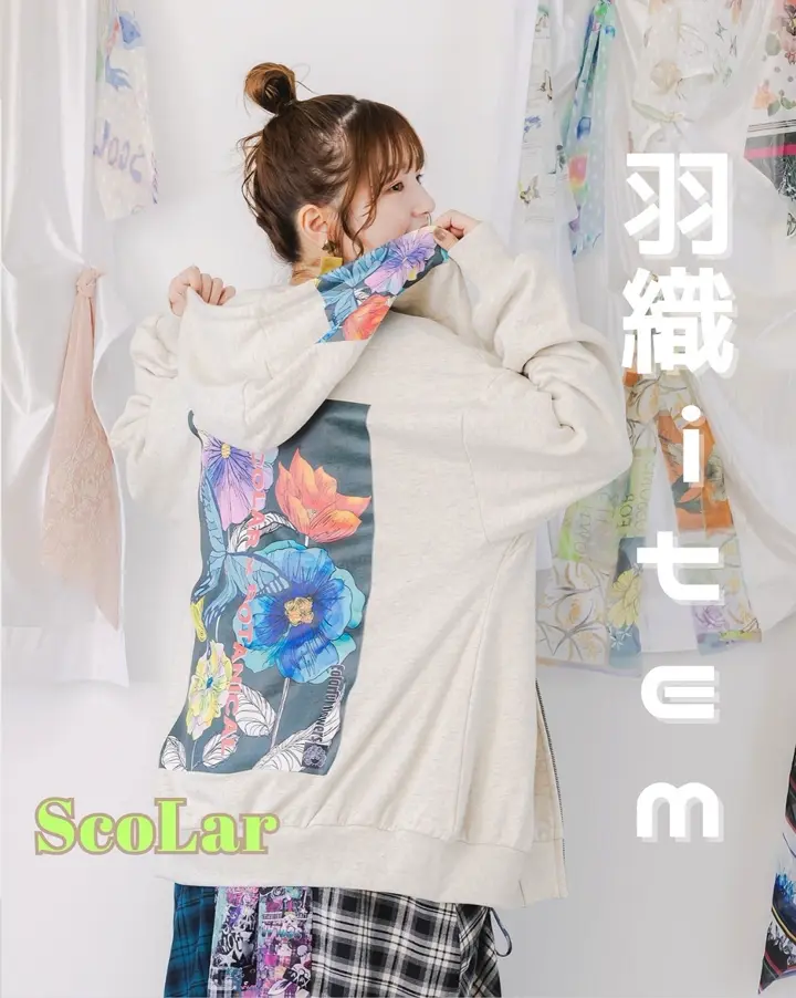 153657：花蝶柄スカ子箔プリントロゴパーカーの通販-ScoLar