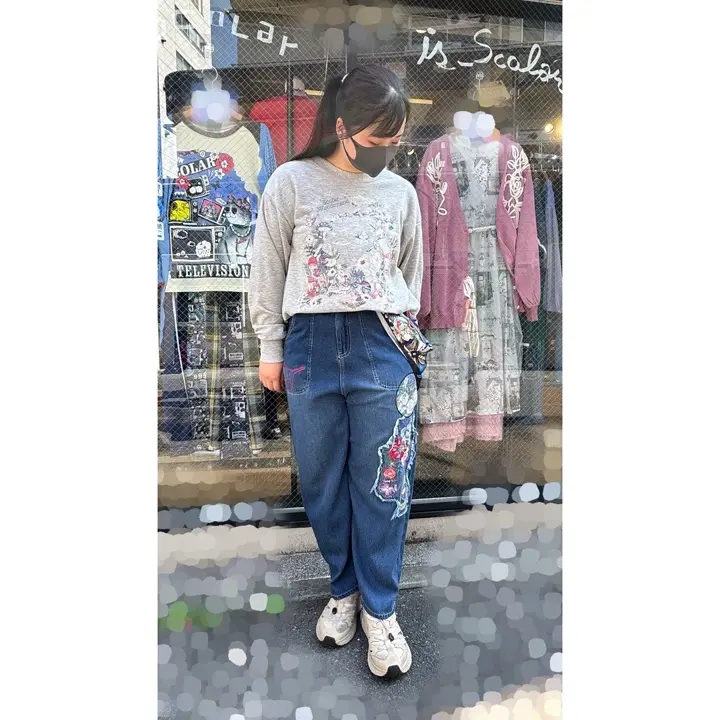 ScoLar★バイカラー アップリケデニムパンツ(ブルー) スカラー ScoLar 蝶柄アップリケ刺繍デニムパンツ （サックス