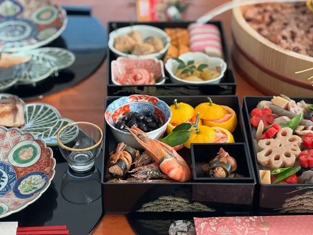 有田焼 錦茶緑銀松葉形 前菜皿 ｜ 四季折々のおしゃれな和食器通販