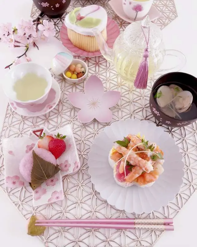 賞美堂 飾り皿 美術 有田焼 花弁 桜 サクラはなびら 美しいです 未使用保管品 有田焼】飾絵皿 色絵桜図 - JTOPIA