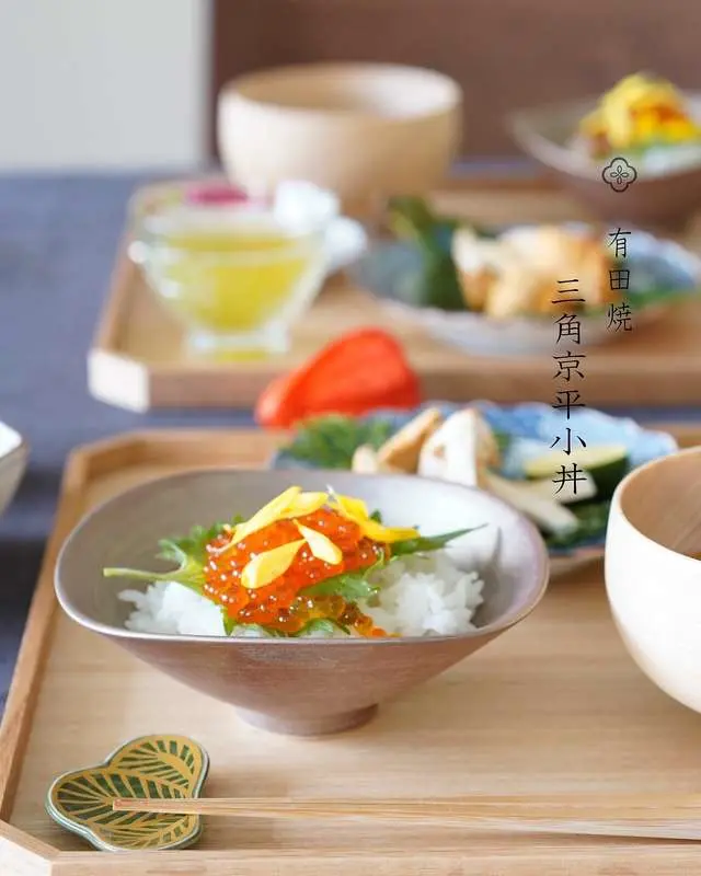 有田焼 錦茶緑 金松葉形 箸置 ｜ 四季折々のおしゃれな和食器通販