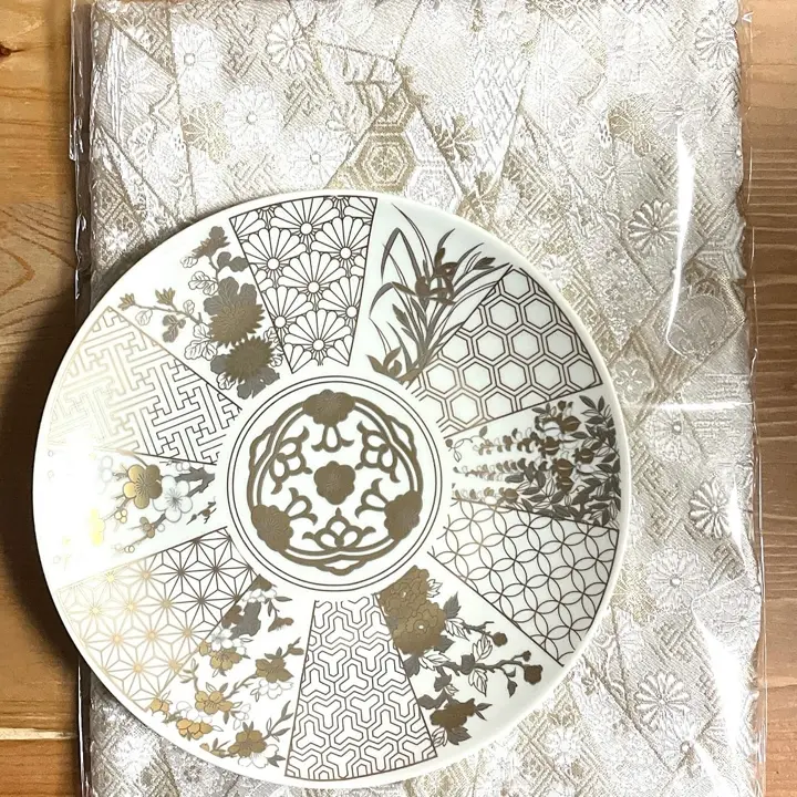 西陣織 菊と亀甲花菱紋 シャンパンゴールド×ホワイト テーブルランナー