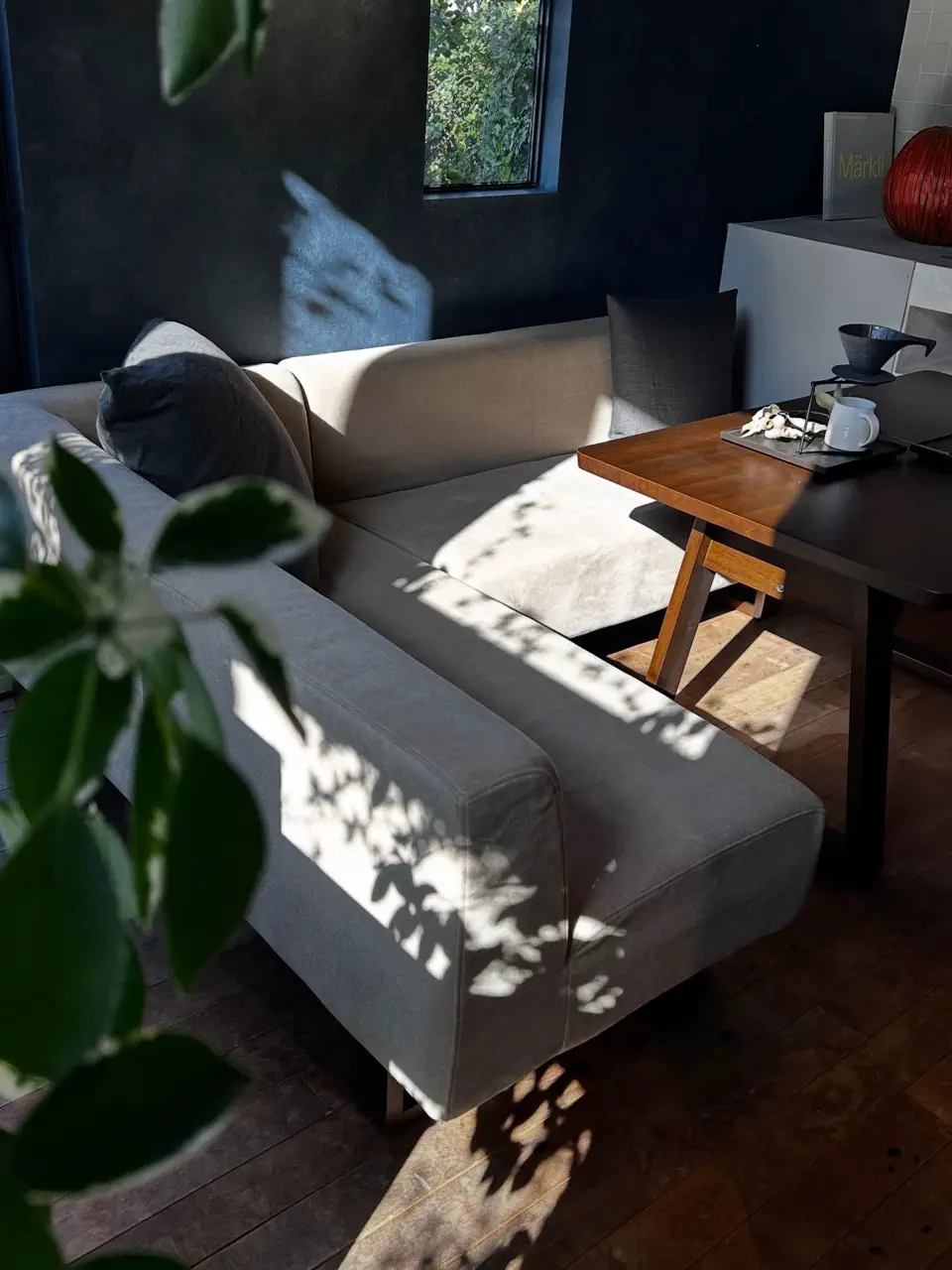 テーブル　高級家具店で購入しました。店舗のオブジェにも。 Back to the Furniture - セカンドハンドブランド家具専門店
