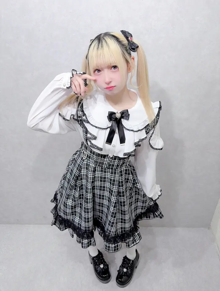 バイカラーレースラッフルブラウス – Amavel（アマベル）公式サイト