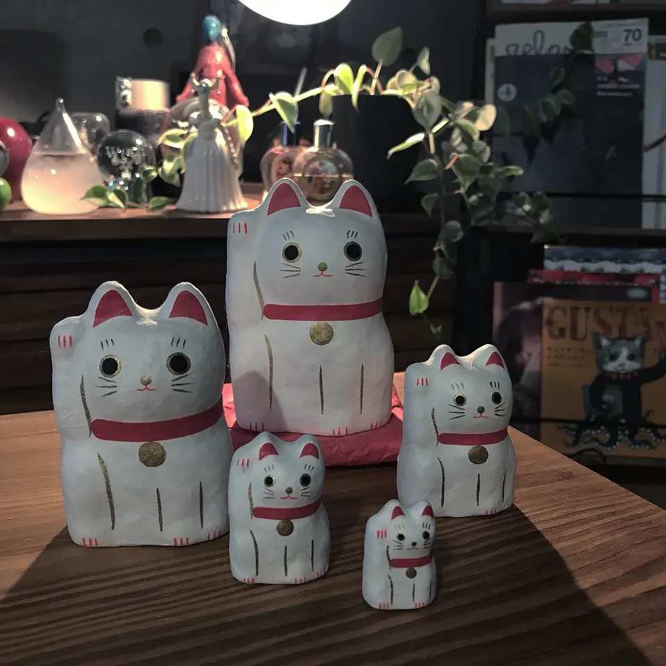 はりこーシカ 招き猫 白 - ハリコ オンライン