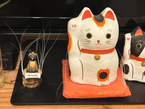 はりこーシカ 招き猫 | 伝統の張り子 - ハリコ オンライン