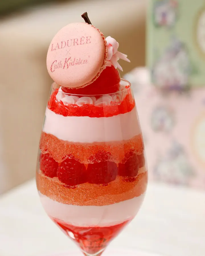 ラデュレ 新品未使用 2点セット 抹茶椀 LADUREE ラデュレの新作抹茶セット“艶やかな黒”の椀付き、“ひまわり”の和菓子と