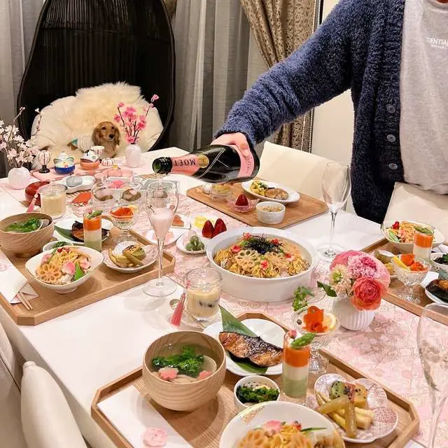 有田焼 錦銀彩祥瑞捻り梅形小銘々皿 ｜ 四季折々のおしゃれな和食器