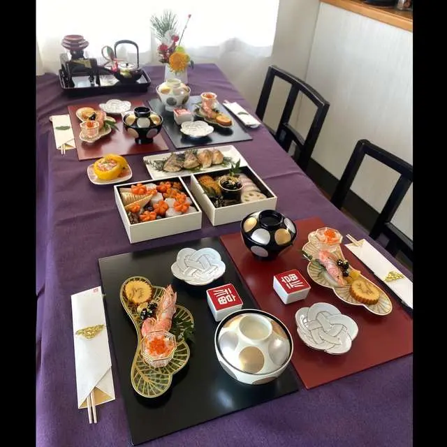 有田焼 プラチナ線 梅結び 小皿 ｜ 四季折々のおしゃれな和食器通販