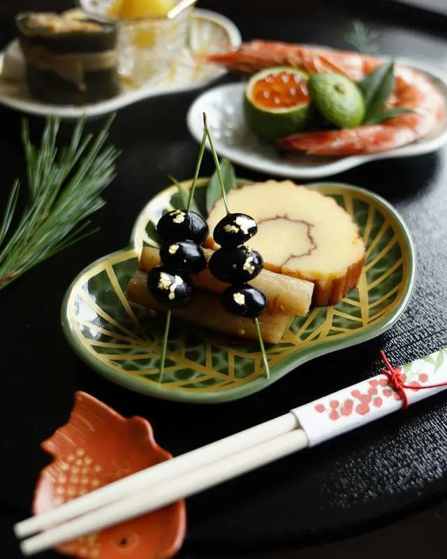 有田焼 錦金松葉形 銘々皿 ｜ 四季折々のおしゃれな和食器通販