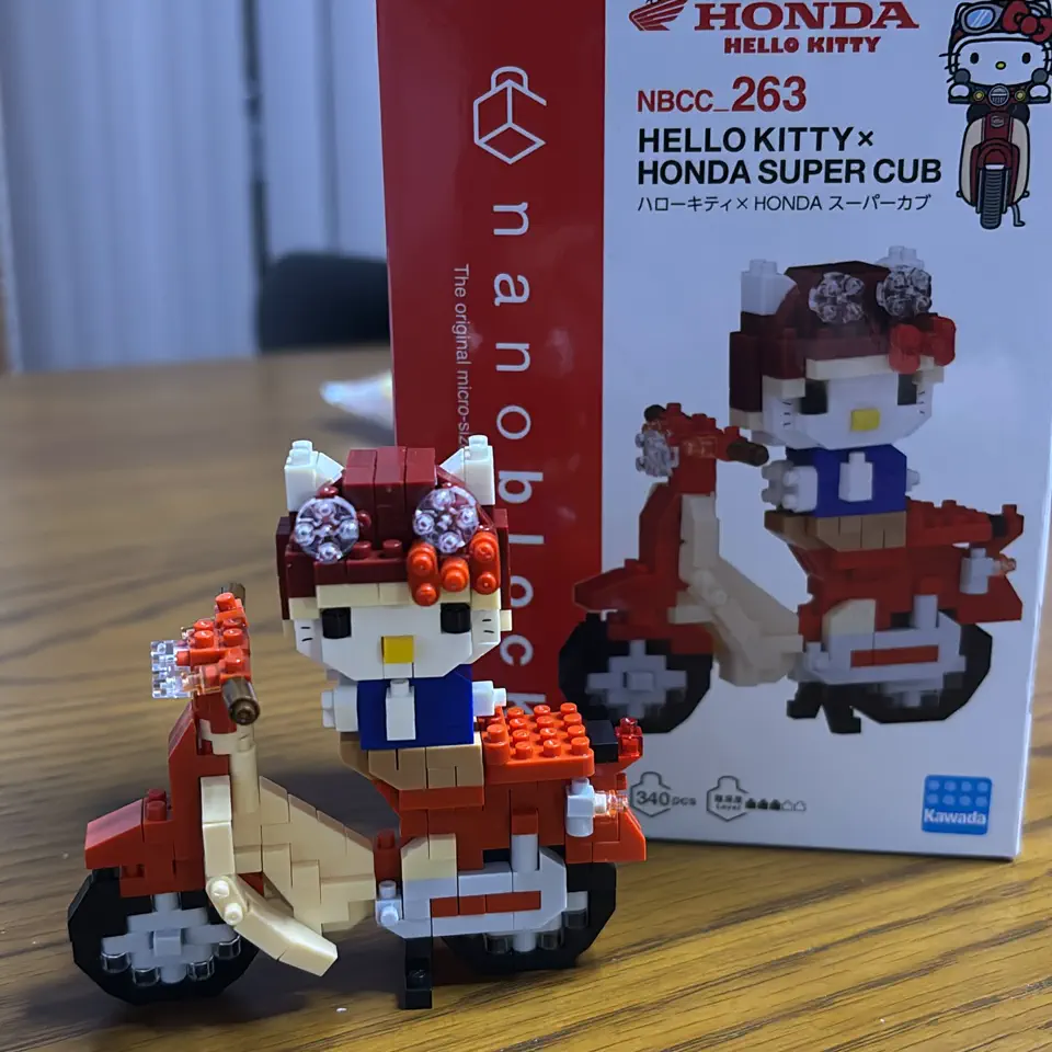 ナノブロック ハローキティ×HONDA スーパーカブ｜ナノブロックの公式