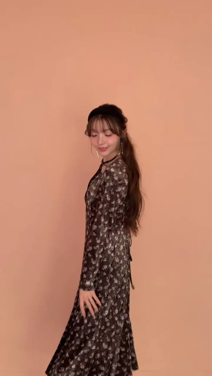 クロスリボンフラワーベロアロングワンピース(F ベージュ): REDYAZEL