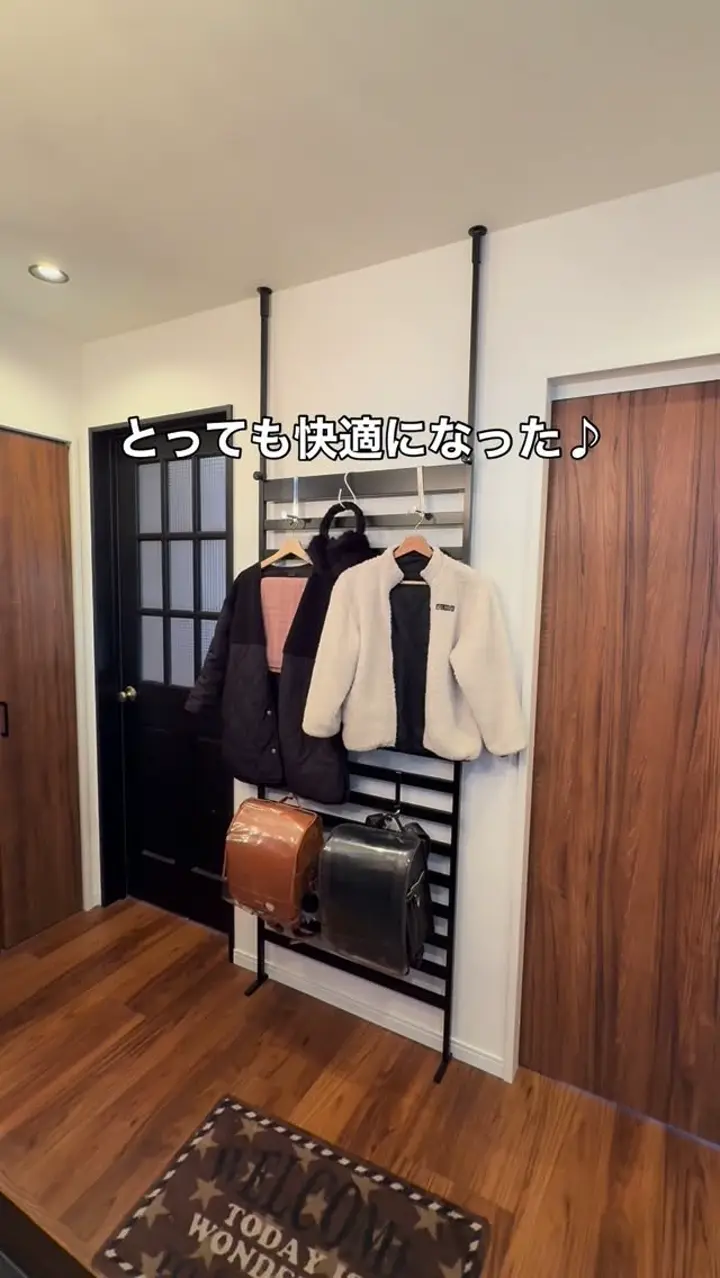 玄関をおしゃれに飾れる 天井突っ張り壁面ディスプレイハンガー 幅62cm