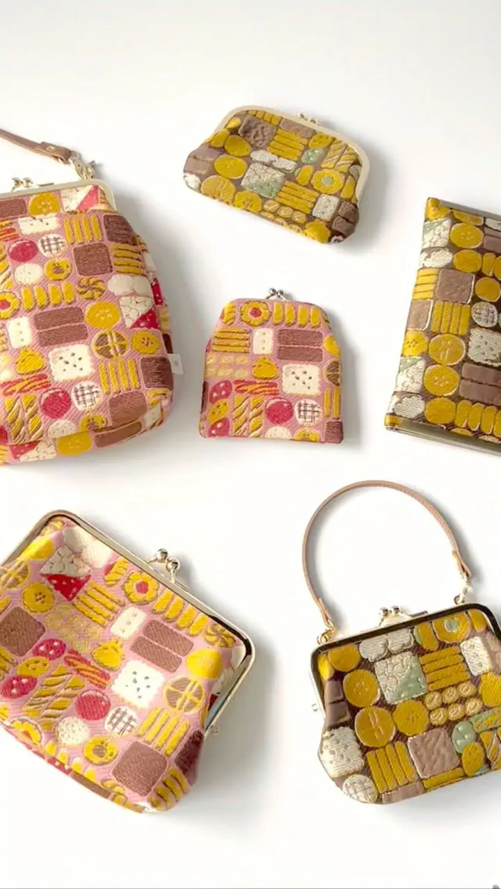 AYANOKOJI is a Gamaguchi (kiss lock purse) specialty store in Kyoto.