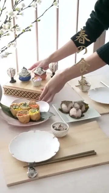 有田焼 錦曙釉銀彩捻り 梅形七寸盛皿 ｜ 四季折々のおしゃれな和食器