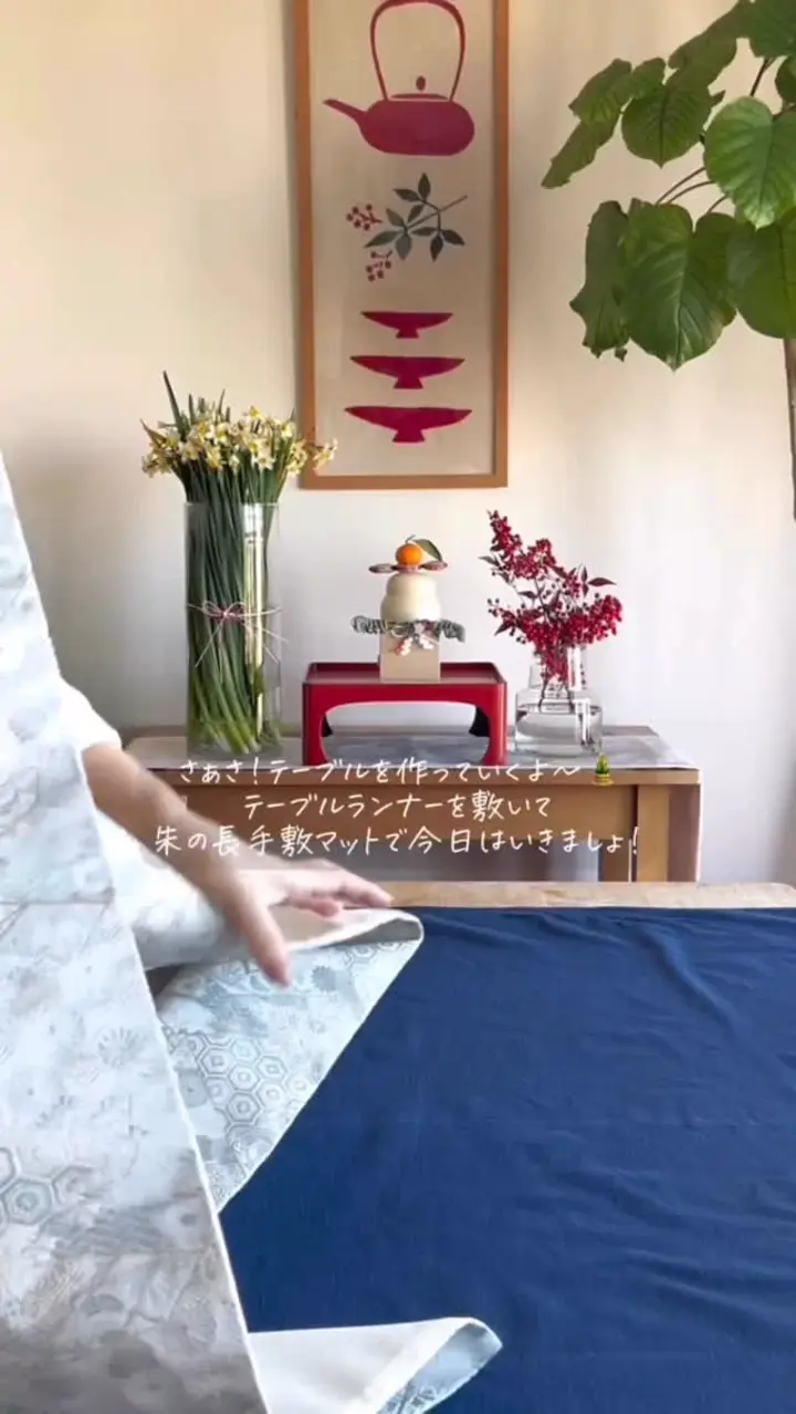 西陣織　菊と亀甲花菱紋　シャンパンゴールド×ピンクテーブルランナー　辻元舞さん 西陣織 菊と亀甲花菱紋 シャンパンゴールド×ピンクテーブルランナー