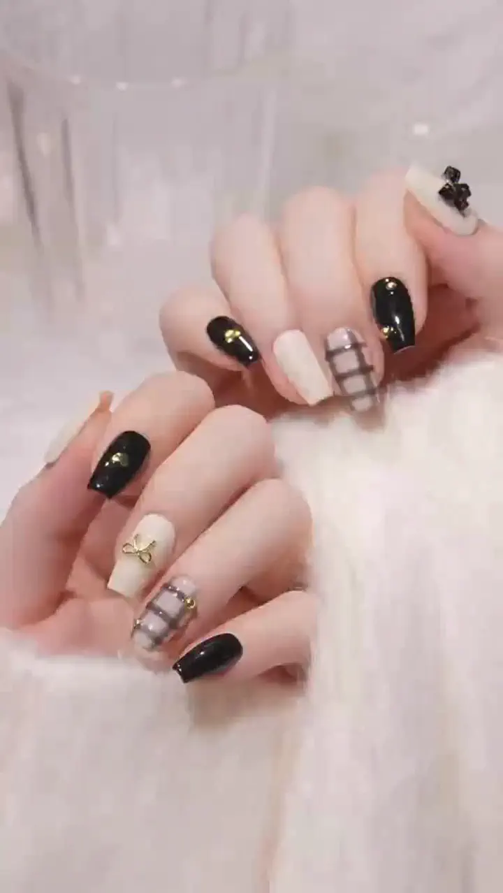 【匿名発送】ネイルチップ ニュアンス インク秋　チェック　推し　リボンno.78 当日発送】水光ネイルブラックチェックリボンパーツウィンターニット