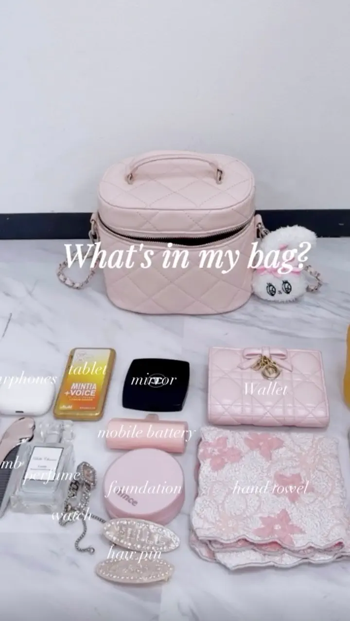 SNSで話題》Glitter Logo Quilted Vanity | Belle Charme(ベルシャルム 