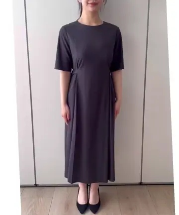 サイドベルトデザイン ウエストタックストレッチワンピース/洗える