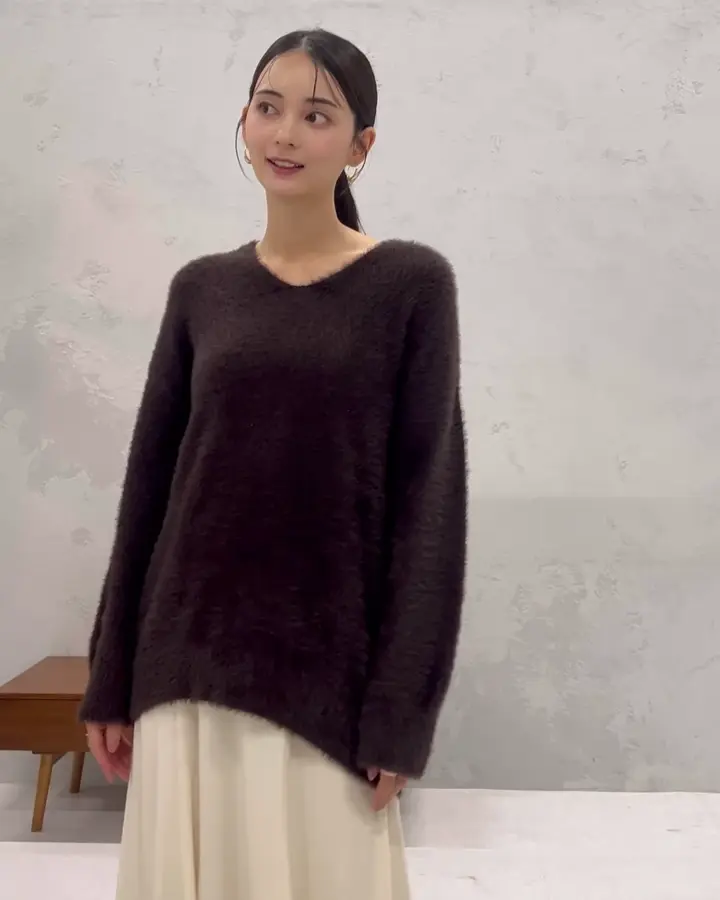 フェザーヤーンVネックニット(ニット・セーター) | a.v.v(アー・ヴェ