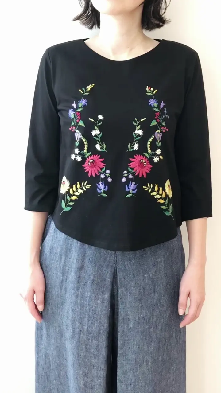 シンメトリー風フラワー刺繍カットソー(カットソー・Tシャツ