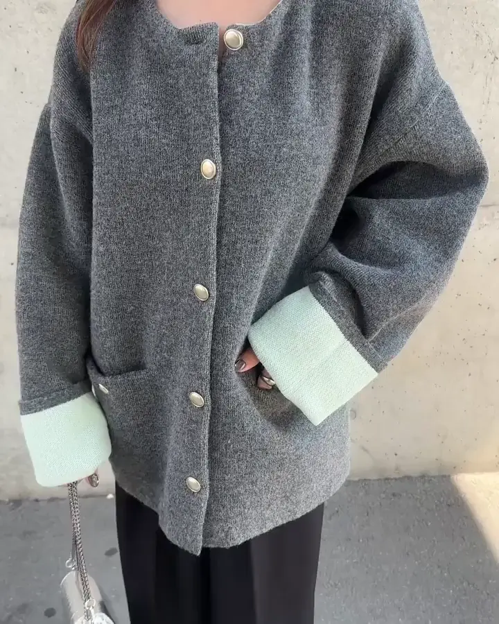 裏配色ゴールド調ボタンニットコーディガン - ベルーナ【公式】