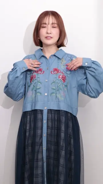 iS ScoLar 553211 花蝶刺繍チュール重ねチェック柄デニムワンピース 553211：花蝶刺繍チュール重ね チェック柄デニムワンピースの