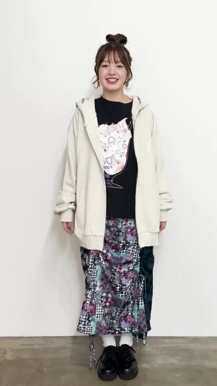 153657：花蝶柄スカ子箔プリントロゴパーカーの通販-ScoLar