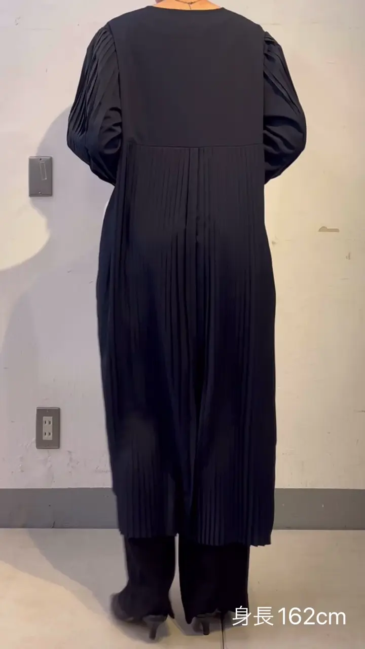 オケージョン》Vネックプリーツワンピース【SUM1 STYLE(スミスタイル