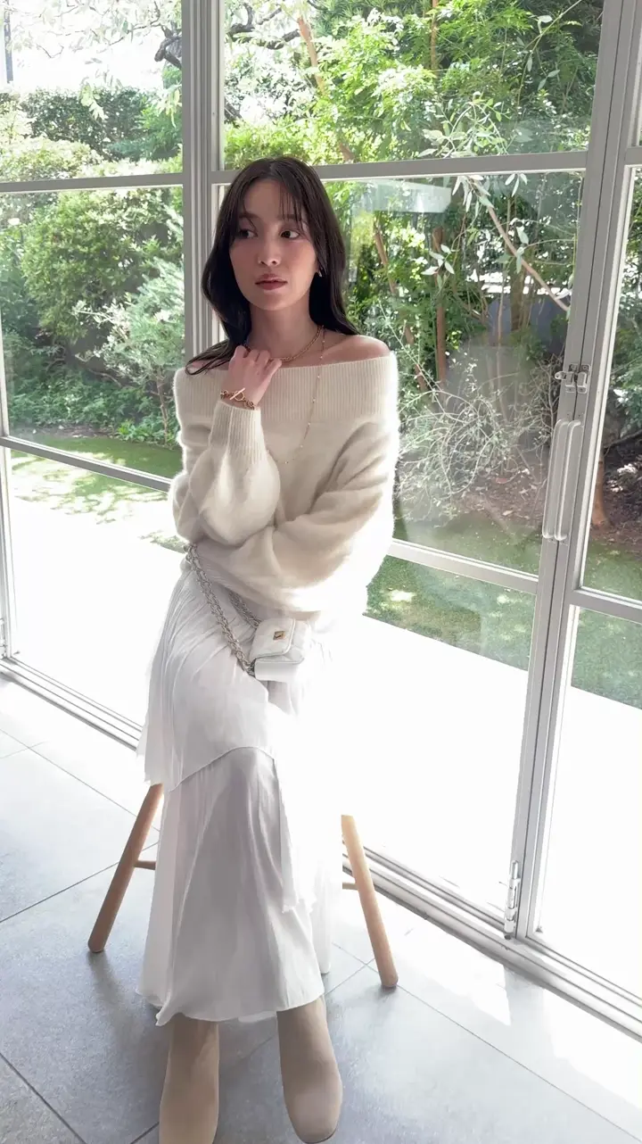 今すぐお届け！】ヘアリーウールカシミア混リブネックオフショルニット