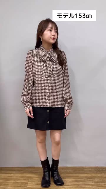 専用♡Age♡幾何柄バックボタンブラウス 幾何学柄ボウタイブラウス | NICE CLAUP / OLIVE des OLIVE OUTLET
