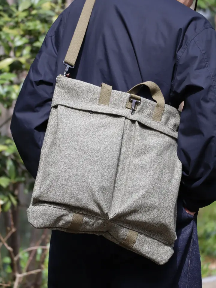 ナイジェルケーボンらしいバッグ》HELMET BAG - SWISS ARMY