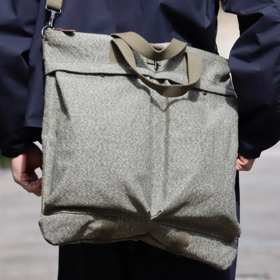 ナイジェルケーボンらしいバッグ》HELMET BAG - SWISS ARMY