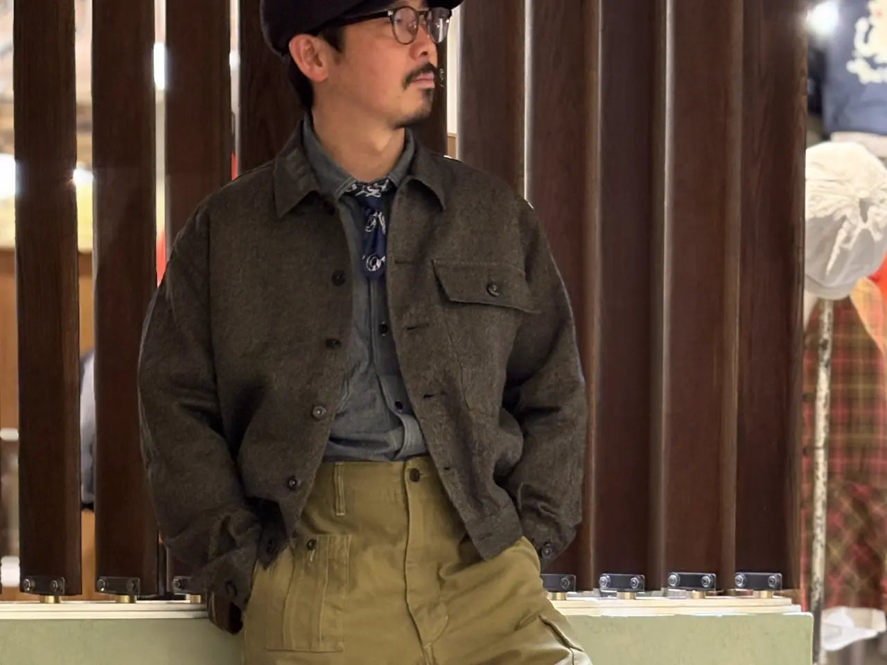 オリーブカーキが織りなすブラックシャンブレー》FRENCH WORK JACKET
